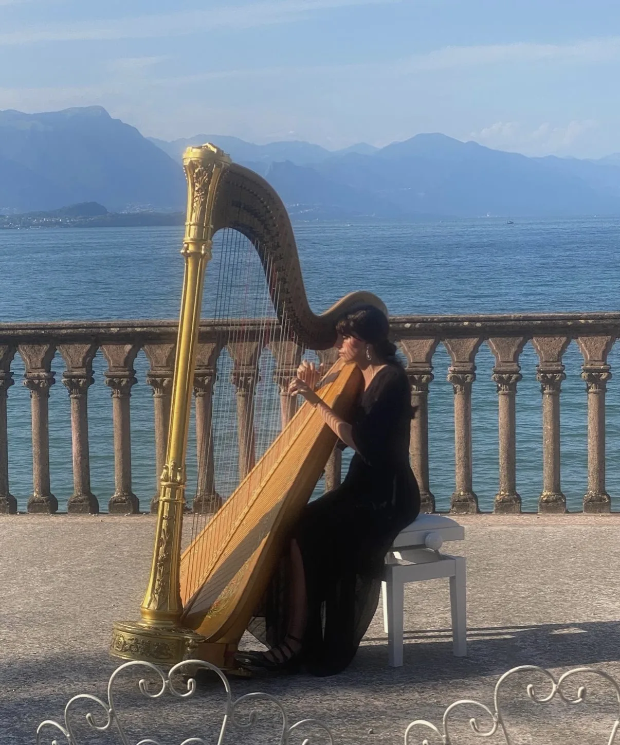 Bianca Mazzoni – Arpa celtica Bianca Mazzoni, insegnante di arpa celtica alla Scuola di Musica Moderna di Ferrara
